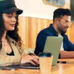 Dos personas de color trabajando en una cafetería