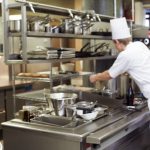 Cocineros trabajando en una cocina industrial