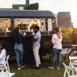 Furgoneta de comida callejera negra estacionada en un parque