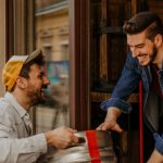 Proveedor entregando mercancía al gerente de un restaurante